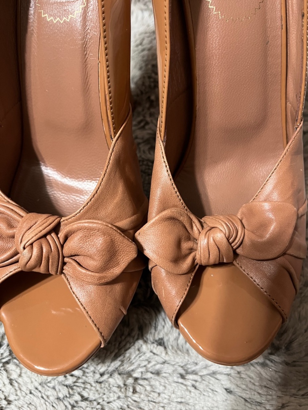 Yves Saint Laurent Palais platform pumps featuring a peep-toe heel - Picture 13 of 13